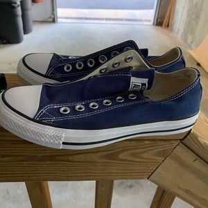 NAVY CONVERSE - barely worn